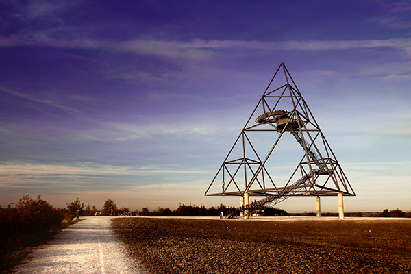 The photo shows the tetrahedron on the Beckstraße heap in Bottrop